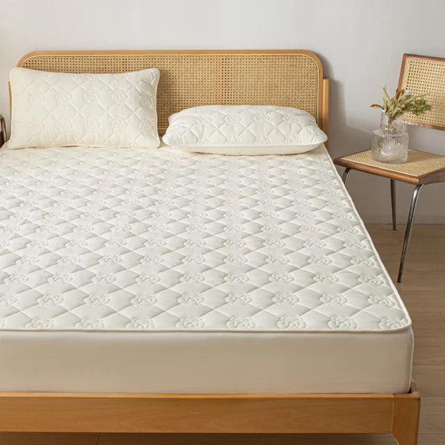 Waterproof Fitted and Quilted Sheet Quilted Mattress Cover / Protector