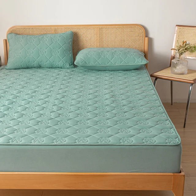 Waterproof Fitted and Quilted Sheet Quilted Mattress Cover / Protector