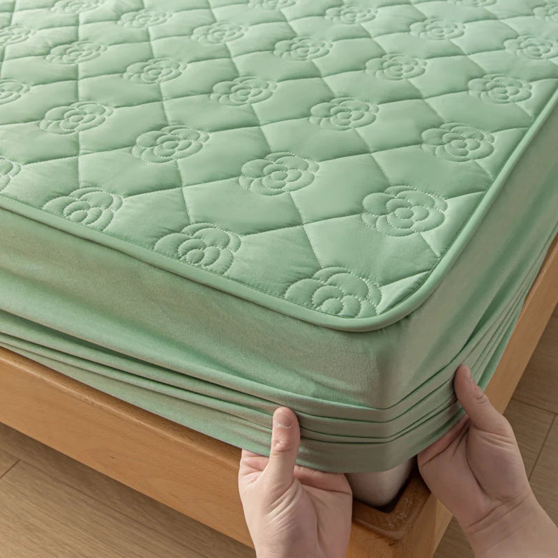 Waterproof Fitted and Quilted Sheet Quilted Mattress Cover / Protector